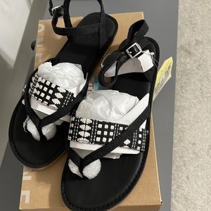 Toms Women Lexie Black Heritage Canvas/Diamond Tribal sandals